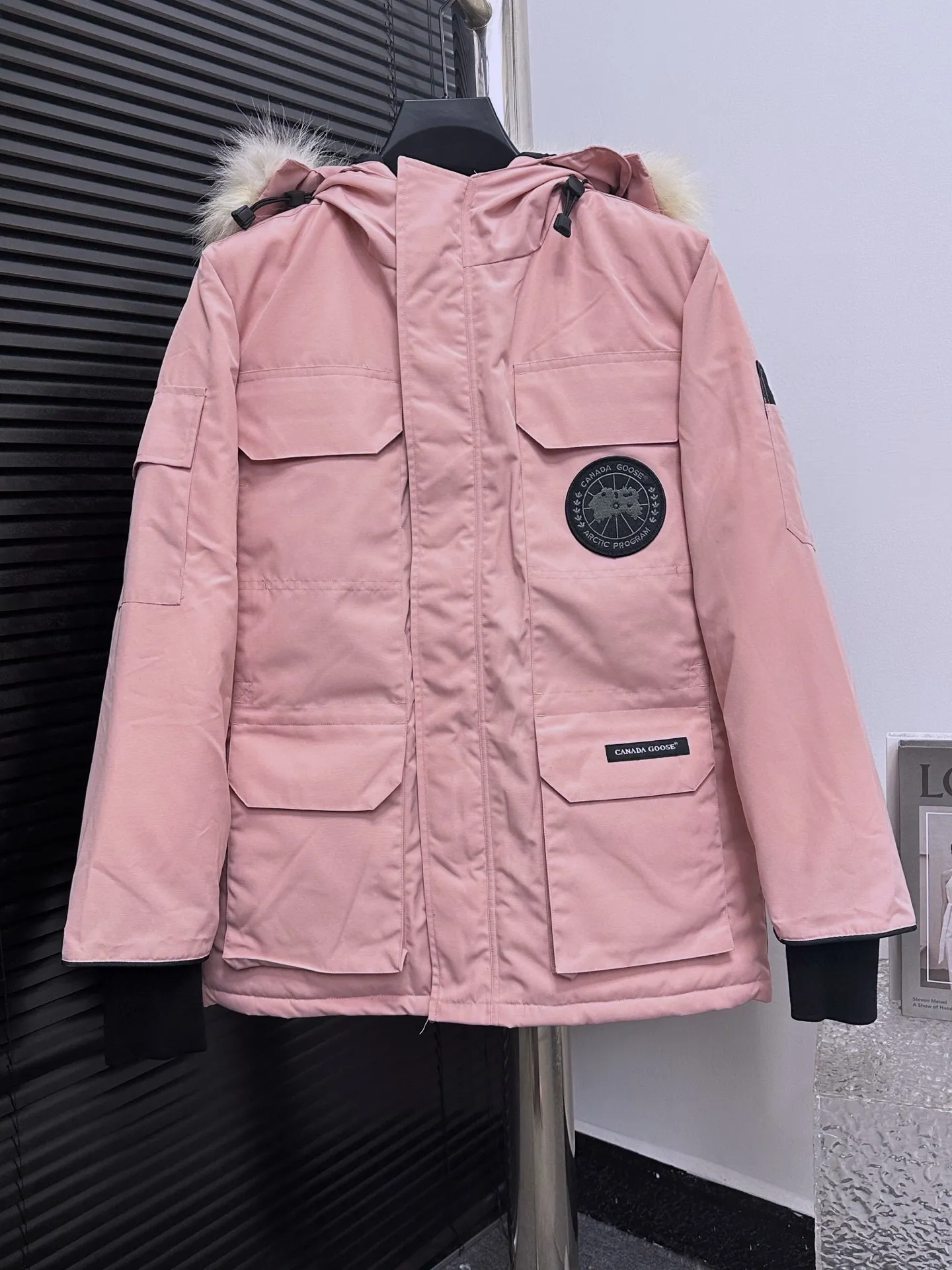 P780 Top Purchasing Version Idou Fan (Wolf Hair Optional) 🇨🇦CANADA GOOES 24 New Models 08/Couple Style Direct Factory Supply: Supplying global purchasing agents, micro-businesses, entities, Tmall, high-end stalls and studios, free shipping! Canada Goose Expedition Parka 2008 is the same style for men and women. It is mid-length and the most timeless classic. All Arctic and Antarctic scientific expedition teams choose Canada Goose as their cold-proof equipment. It is the Rolls-Royce of down jackets. ➖ Industry-leading anti-counterfeiting chip sensing. ➖ Imported Behringer embroidery machines and customized embroidery labels, the highest level and industry leading. ➖ Imported Korean 21-count polyester-cotton blended original fabric, TC85 waterproof coated fabric, water-repellent, windproof and wear-resistant. ➖ The new national standard 80 white duck down is filled with an average of 520 grams of down. The amount of down filled is industry-leading. ➖ 100% nylon lining with double double-layer sealing design to prevent velvet running, and seamless thread design on the cuffs! ➖ Western Canadian Green Wolf Collar. ➖ Yoshida YKK provides original factory-customized electroplated sliders. YKK two-way lockable zippers are tight and smooth and do not peel off paint. ➖ 3M composite Velcro is durable and the accessories and hardware are all custom-made. Note: Our copywriting is only simple and clear. Instead of bragging about the copywriting, it is better to compare and understand with samples. Only for the purest goose, the most dedicated, the most professional, the highest quality, the highest cost performance!  Size:XS-XXL